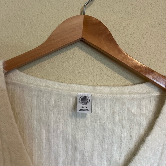 Urban Outfitters Eyelash Knit Rochelle Fuzzy White Cropped Cardigan XL - Picture 9 of 9